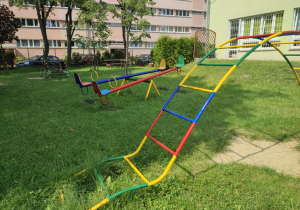 Odmalowane drabinki i huśtawki zapraszają do zabawy