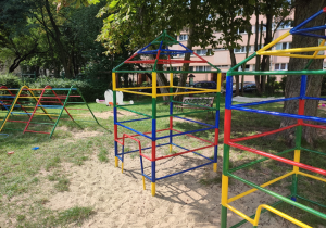 Odmalowane drabinki zapraszają do zabawy